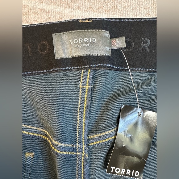 Torrid Womens 5 Inch Bombshell Premium Stretch High Rise Short 28 Canary Wharf - Picture 3 of 7